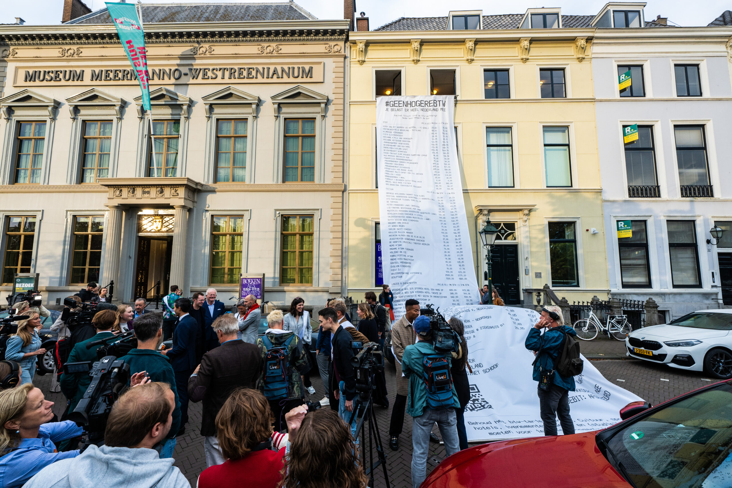 Stunt tegen de btw-verhoging op Prinsjesdag: Monstercoalitie rolt meterslange ‘kassabon voor de samenleving’ uit